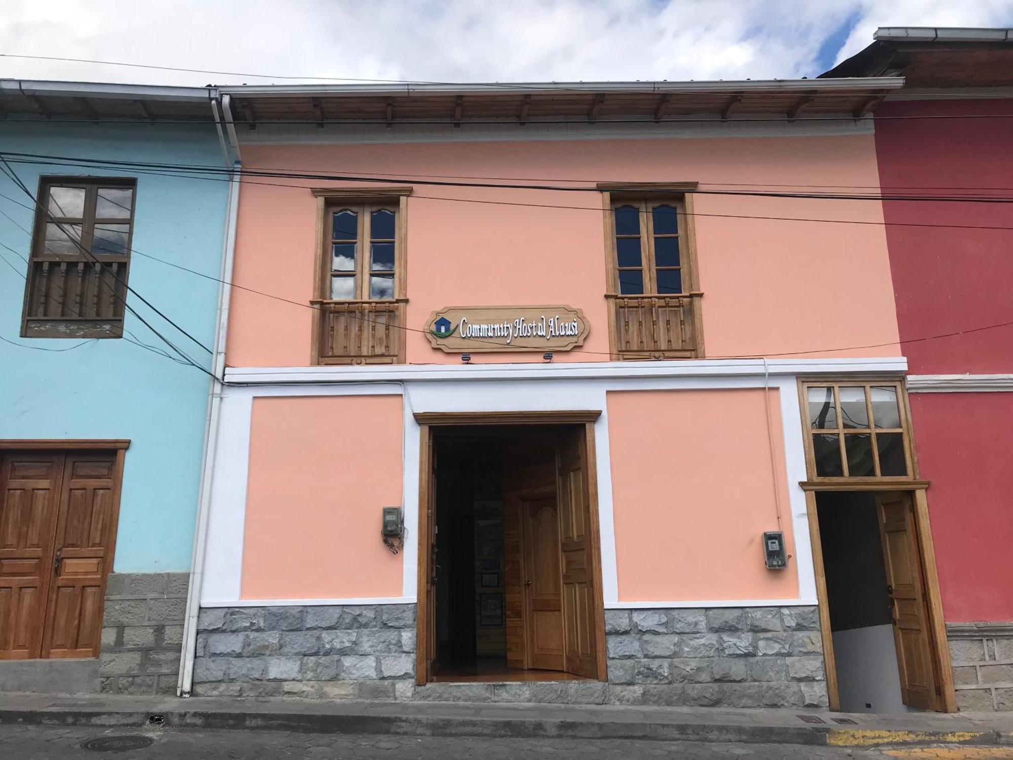 Community Hostel Alausi Luaran gambar